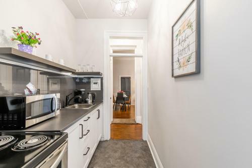 Upscale 1br - Boutique Apartment - Prime Downtown Location!