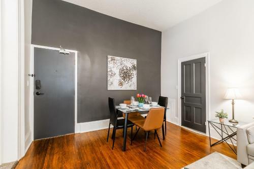 Upscale 1br - Boutique Apartment - Prime Downtown Location!