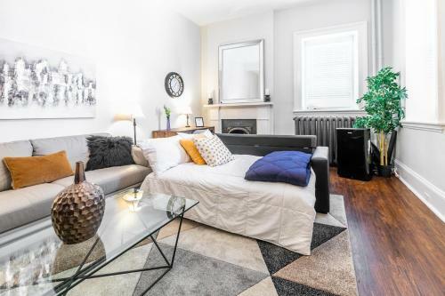 Upscale 1br - Boutique Apartment - Prime Downtown Location!