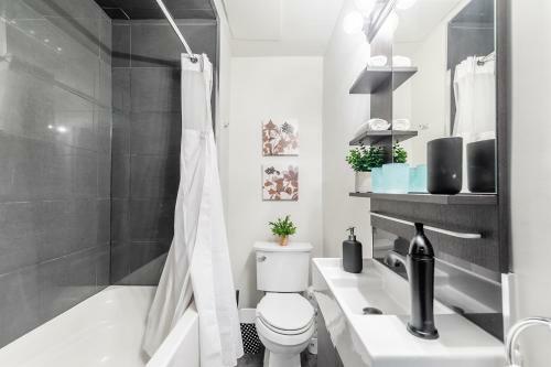 Upscale 1br - Boutique Apartment - Prime Downtown Location!