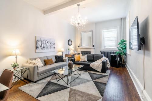 Upscale 1br - Boutique Apartment - Prime Downtown Location!