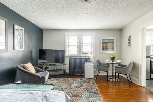 Upscale Studio - Boutique Apartment - Prime Walk Location!