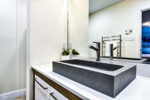 Chic Mt-tremblant Condo With View On The Lake