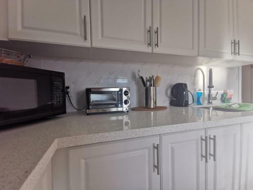 Hotel Walk To Niagara Falls / New / Spacious Apartment