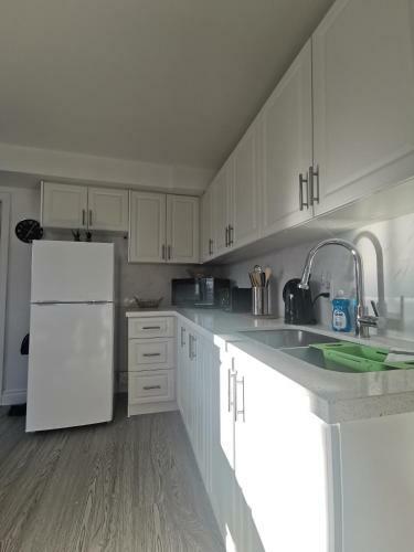 Hotel Walk To Niagara Falls / New / Spacious Apartment