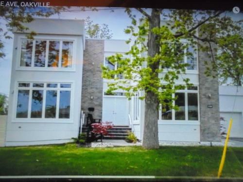 Luxury White House In Oakville Free Ev Charging