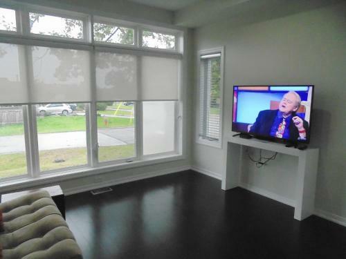 Luxury White House In Oakville Free Ev Charging