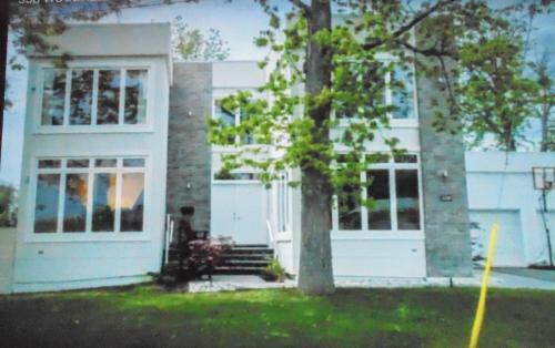 Luxury White House In Oakville Free Ev Charging
