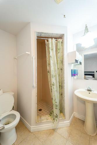 E- Beautiful Private Room 2 Double Beds & Tv!