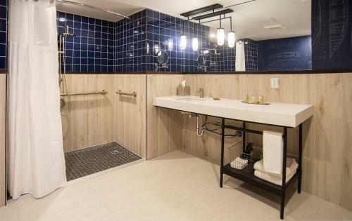 Hotel Doubletree By Hilton St. John's Harbourview