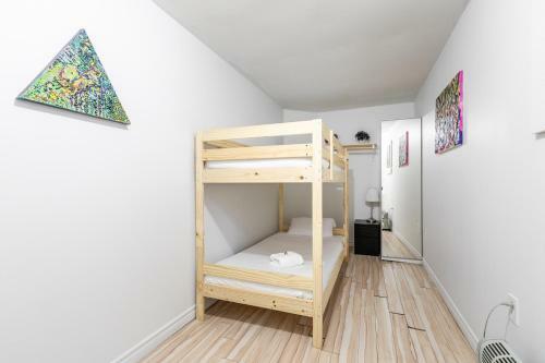 Spacious 3br Apartment - Steps Away From Leslieville!