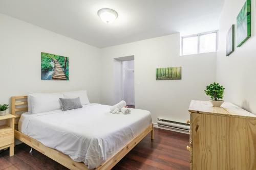 Spacious 3br Apartment - Steps Away From Leslieville!