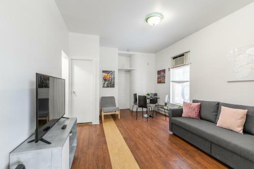 Spacious 3br Apartment - Steps Away From Leslieville!