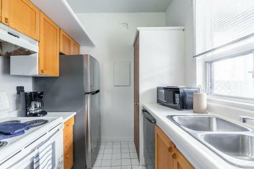 Spacious 3br Apartment - Steps Away From Leslieville!
