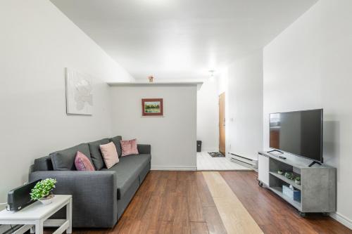 Spacious 3br Apartment - Steps Away From Leslieville!