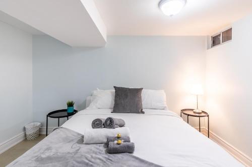 Newly Renovated - Modern 2br Apartment - Trinity Bellwoods!