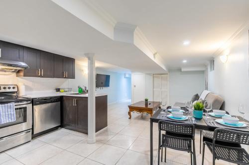 Newly Renovated - Modern 2br Apartment - Trinity Bellwoods!