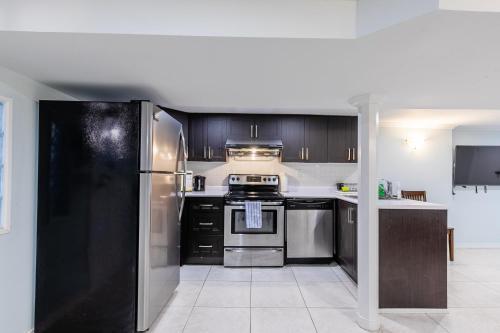 Newly Renovated - Modern 2br Apartment - Trinity Bellwoods!