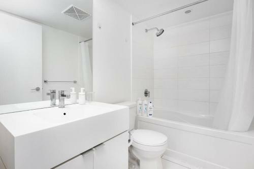 Modern Stylish 4 Bed Suite Cn Tower