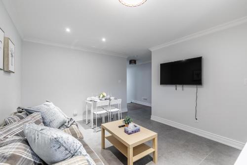 Newly Renovated - Modern 3br Apartment - Trinity Bellwoods!