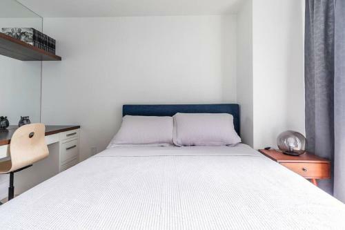 Designer Luxury 3bed Condo King Bed And Desk