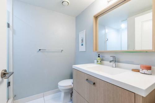 Designer Luxury 3bed Condo King Bed And Desk