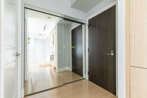 Designer Luxury 3bed Condo King Bed And Desk