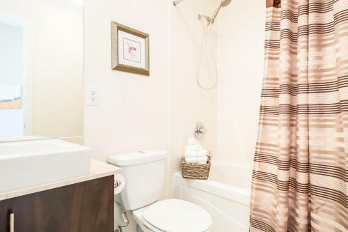 Pristine 2b 21st Flr Condo With Parking Near Cn Tower!