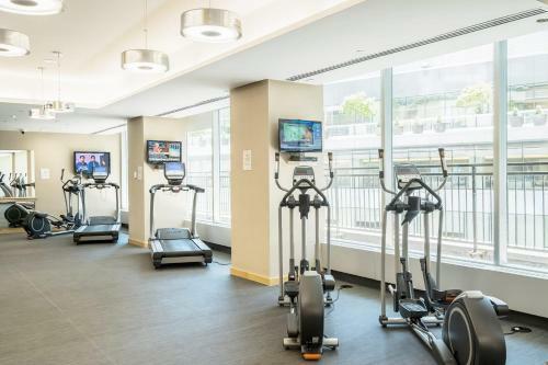 Pristine 2b 21st Flr Condo With Parking Near Cn Tower!