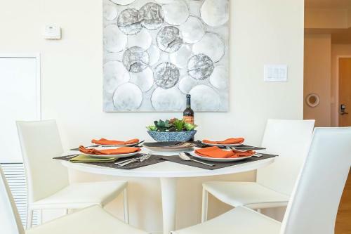 Pristine 2b 21st Flr Condo With Parking Near Cn Tower!