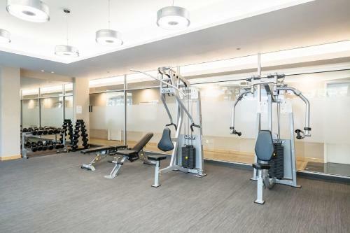 Pristine 2b 21st Flr Condo With Parking Near Cn Tower!