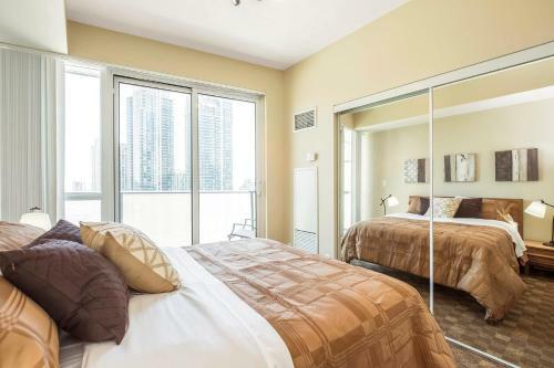 Pristine 2b 21st Flr Condo With Parking Near Cn Tower!