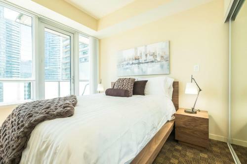 Pristine 2b 21st Flr Condo With Parking Near Cn Tower!