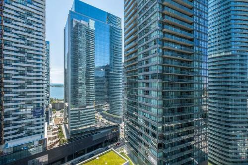 Pristine 2b 21st Flr Condo With Parking Near Cn Tower!