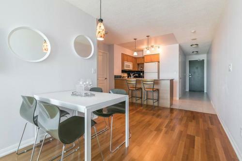 Charming Dt High Rise With King Bed And Free Parking