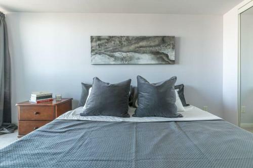 Charming Dt High Rise With King Bed And Free Parking