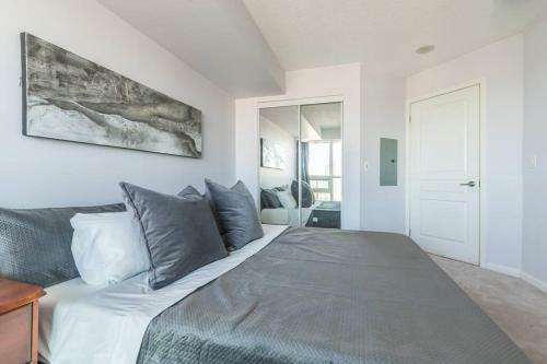 Charming Dt High Rise With King Bed And Free Parking