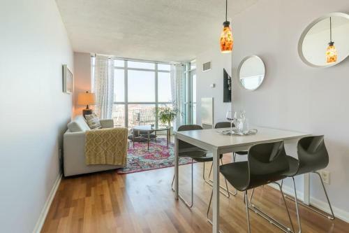 Charming Dt High Rise With King Bed And Free Parking