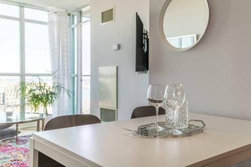 Charming Dt High Rise With King Bed And Free Parking
