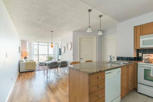 Charming Dt High Rise With King Bed And Free Parking