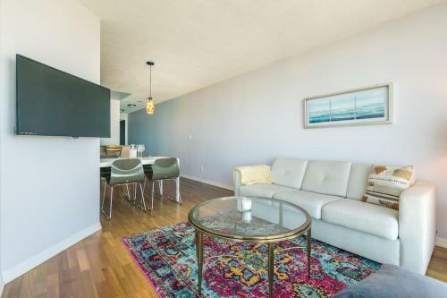 Charming Dt High Rise With King Bed And Free Parking