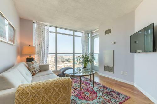 Charming Dt High Rise With King Bed And Free Parking
