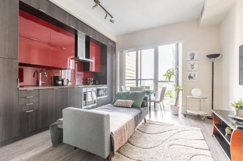 Stunning Cn Tower Views - 1br Upscale Loft - Prime Location!