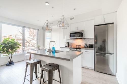 New - Upscale 3br Apartment - Near High Park!