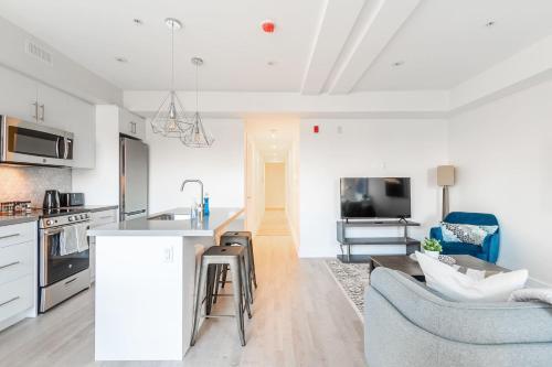New - Upscale 3br Apartment - Near High Park!