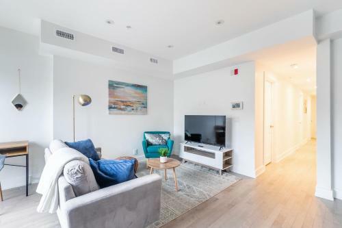 New - 3br Luxury Apartment - Near High Park!
