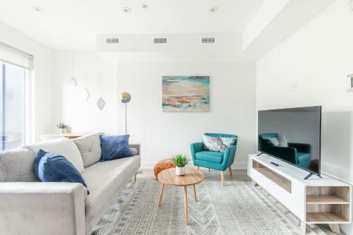New - 3br Luxury Apartment - Near High Park!