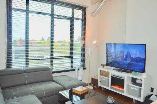 The Jukebox Modern Industrial 1 Bedroom Downtown