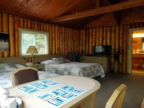 Lodge High Falls Motel & Cabins