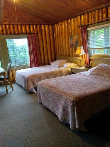 Lodge High Falls Motel & Cabins